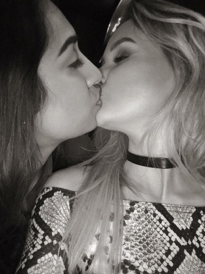 Лесбиянка в чулках соблазнила свою подругу на оральные ласки