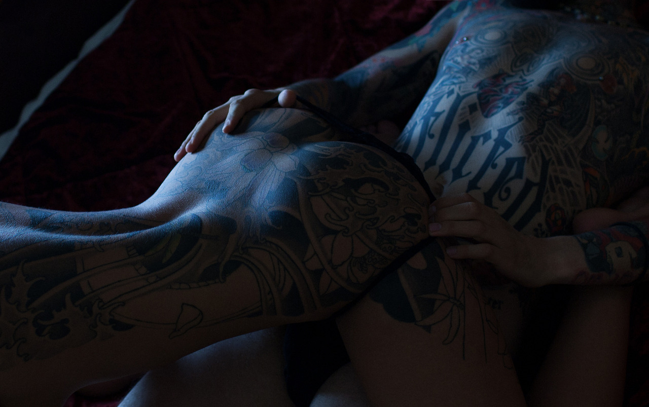 Порно фото секса с яркой брюнеткой с татуировкой на спине