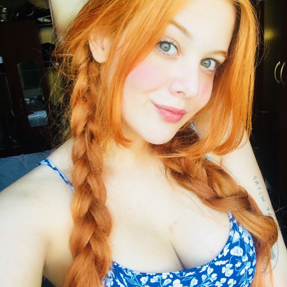 Косплей от LiLy Madison с рыжими волосами и желтыми чулками - порно фото
