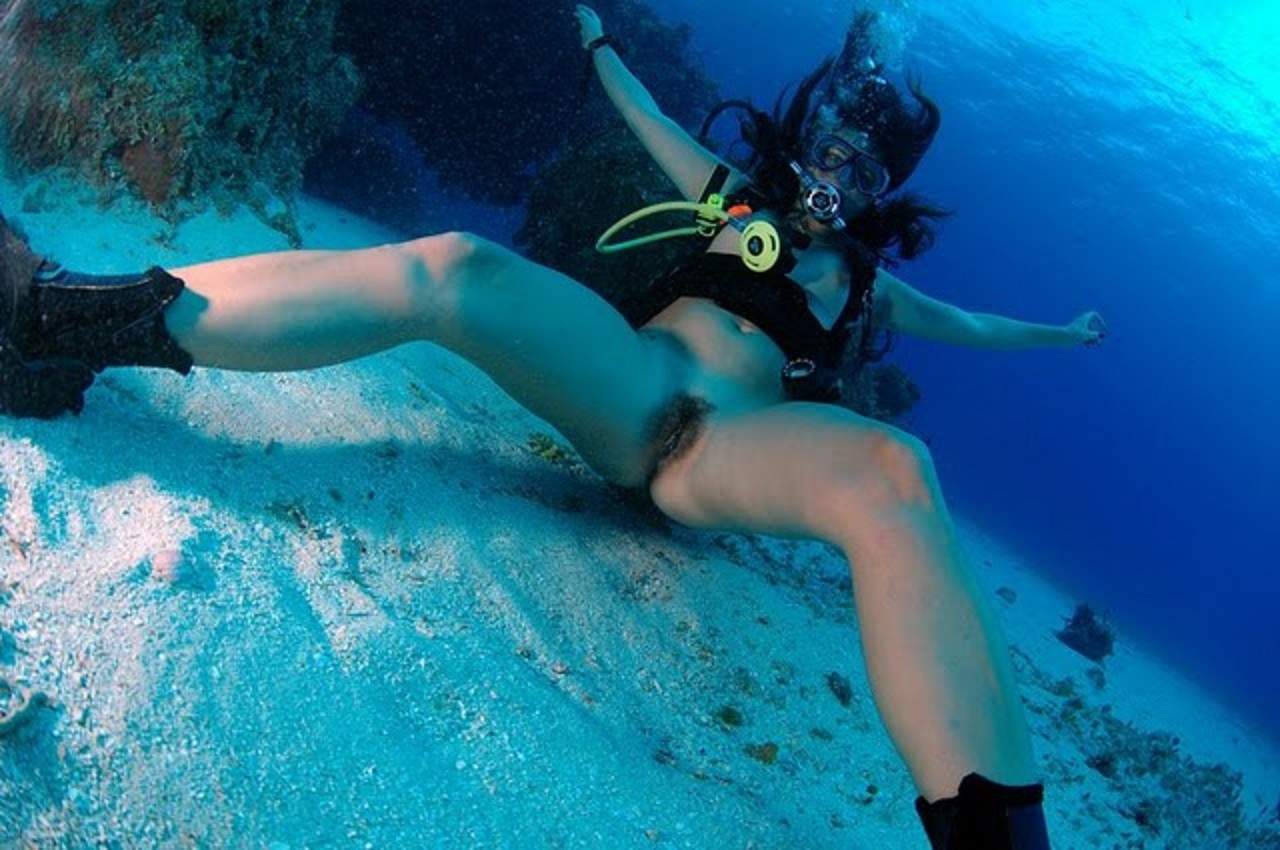 Подборка с голыми письками которыми девушки светят под водой