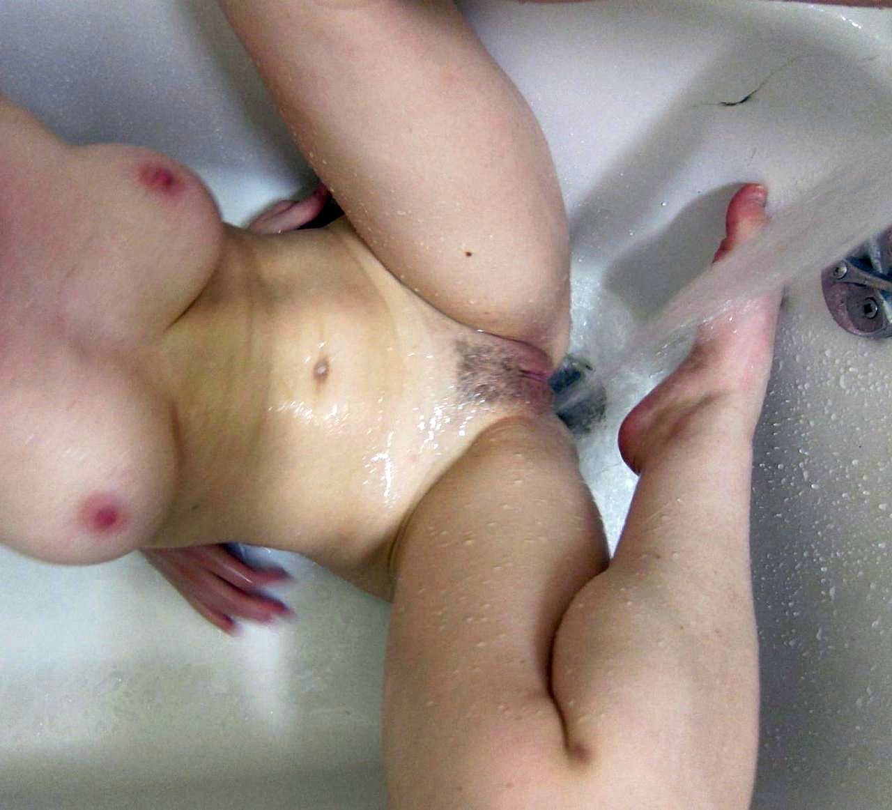 Amateur bathtub masturbation