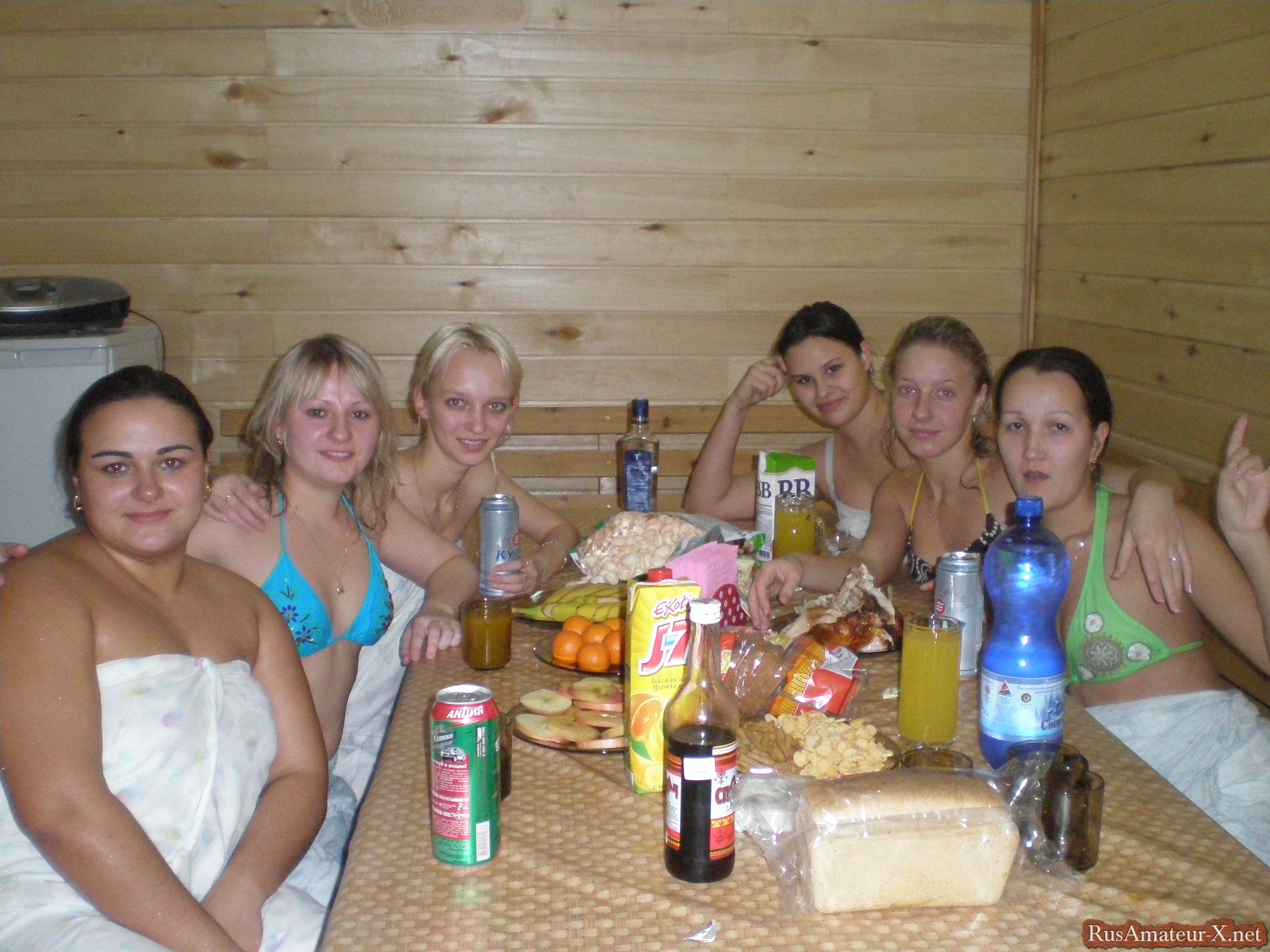Подруги отдыхают в сауне с выпивкой порно фото