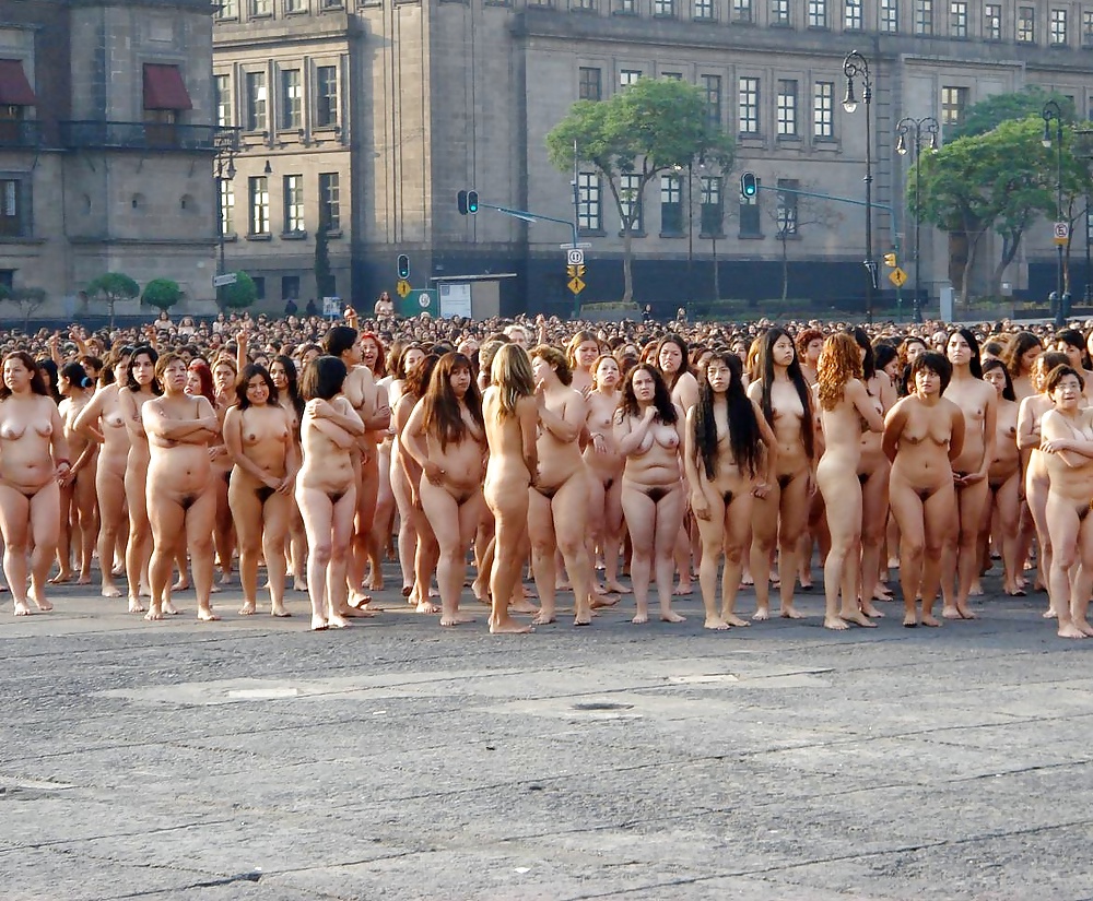 Толпы голых девок 