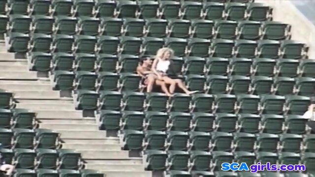 Реальный секс на стадионе
