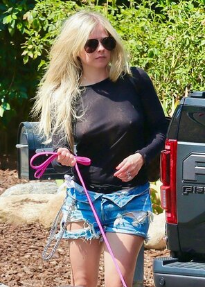 amateur pic avril-lavigne-out-with-her-dog-in-calabasas-07-14-2021-9