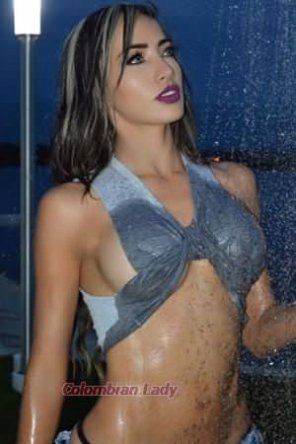 Showering latina with Sexy make-up