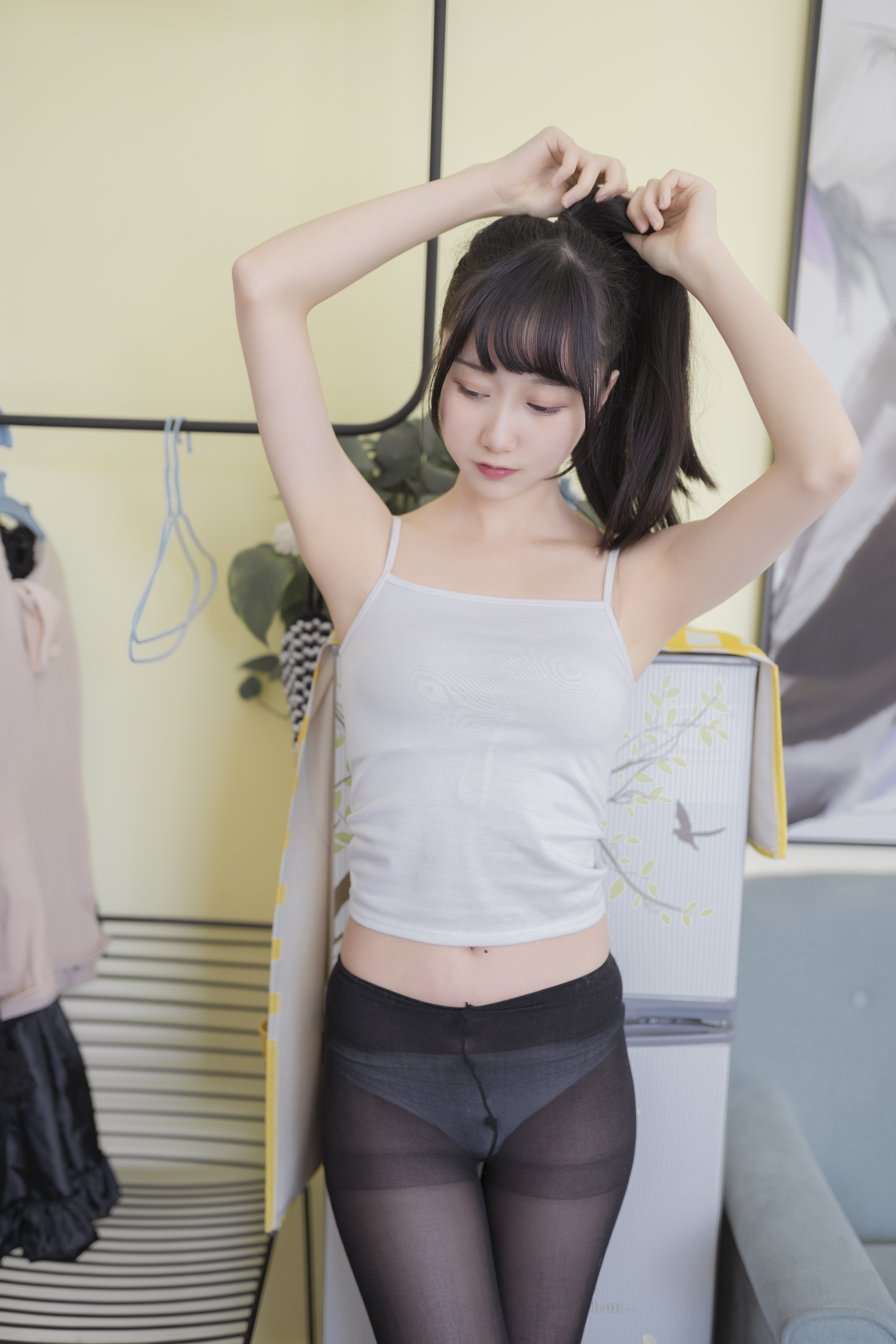 amateur photo KimemeOwO (木绵绵OwO) No. 6 - 背心黑丝居家写真 (7)