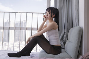 amateur pic KimemeOwO (木绵绵OwO) No. 6 - 背心黑丝居家写真 (13)