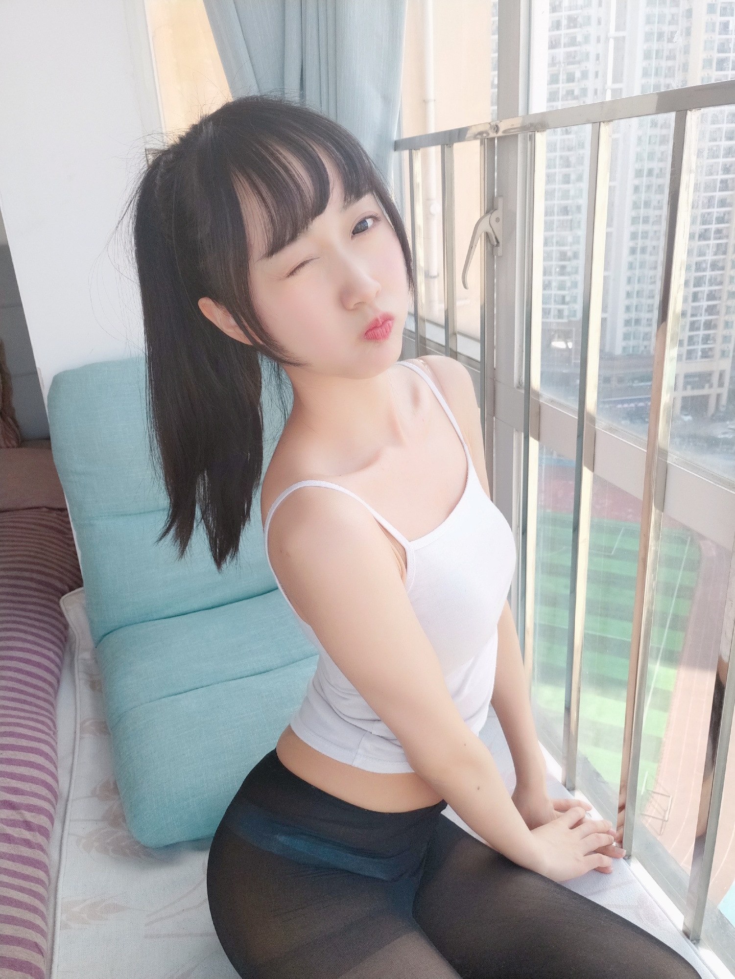 amateur photo KimemeOwO (木绵绵OwO) No. 6 - 背心黑丝居家写真 (40)