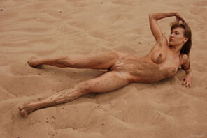 amateur photo stunning_pussy-in-the-sand_alina_high_0020