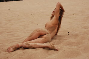 amateur pic stunning_pussy-in-the-sand_alina_high_0045