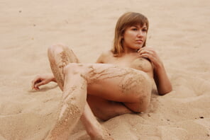 amateur photo stunning_pussy-in-the-sand_alina_high_0053