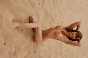 amateur photo stunning_pussy-in-the-sand_alina_high_0114