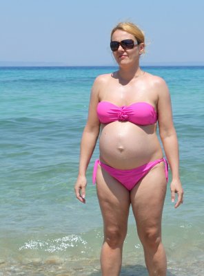 amateur photo Pregnant in a pink bikini