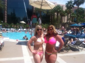 amateur photo REAL Curvy girl by the pool