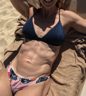 amateur photo [F49] this a good sub for fit MILF in bikini?
