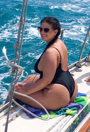 amateur pic Extra Thick on the High Seas
