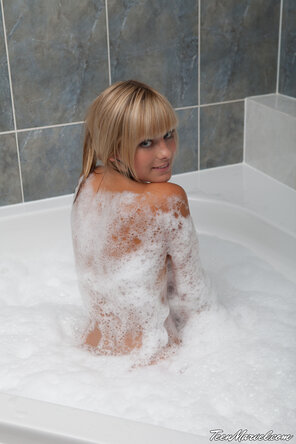 amateur pic TeenMarvel_Lili_Bubble_Bath_006