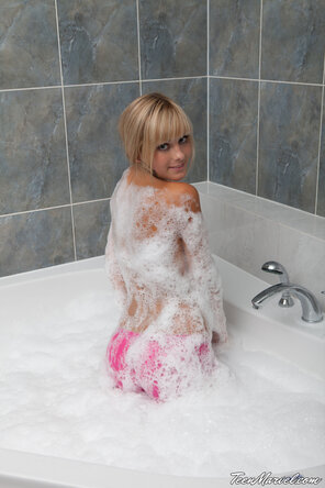 amateur pic TeenMarvel_Lili_Bubble_Bath_008