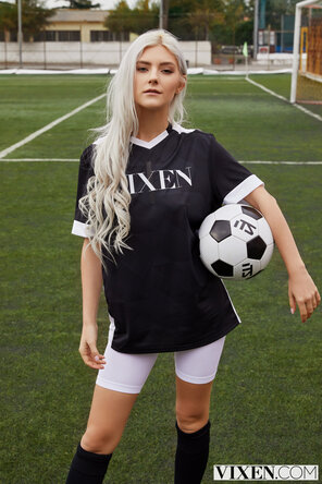 amateur photo Eva Elfie with her favourite soccer star [4k] (14)