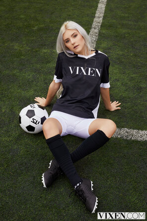 Eva Elfie with her favourite soccer star [4k] (20)