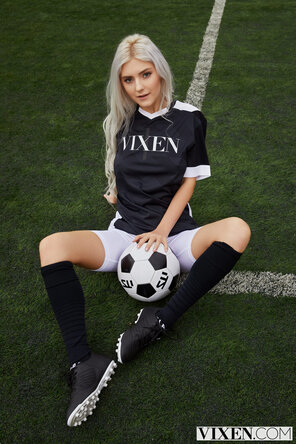 Eva Elfie with her favourite soccer star [4k] (27)