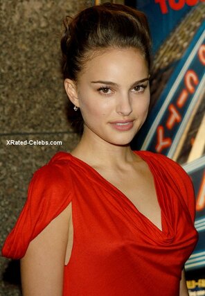 amateur pic Natalie Portman hard nipples 001