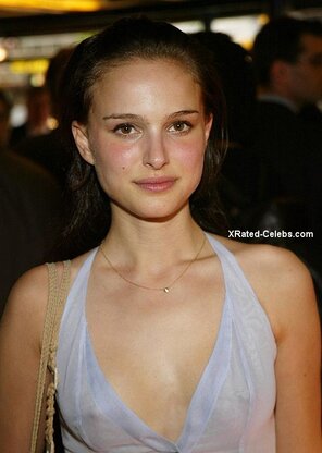 Natalie Portman hard nipples 004