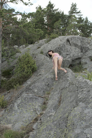 amateur pic stunning_girl-on-the-rock_roza-a_high_0022