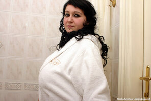 amateur pic Dark-haired chick Gloria Gotta shows her giant tits while taking a bubble bath