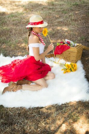 amateur pic 15984330-riley-reid-picnic-in-france-1-002_296x1000