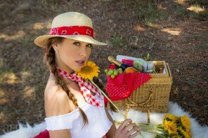 amateur pic 15984335-riley-reid-picnic-in-france-1-007_296x1000