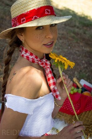 amateur pic 15984337-riley-reid-picnic-in-france-1-009_296x1000