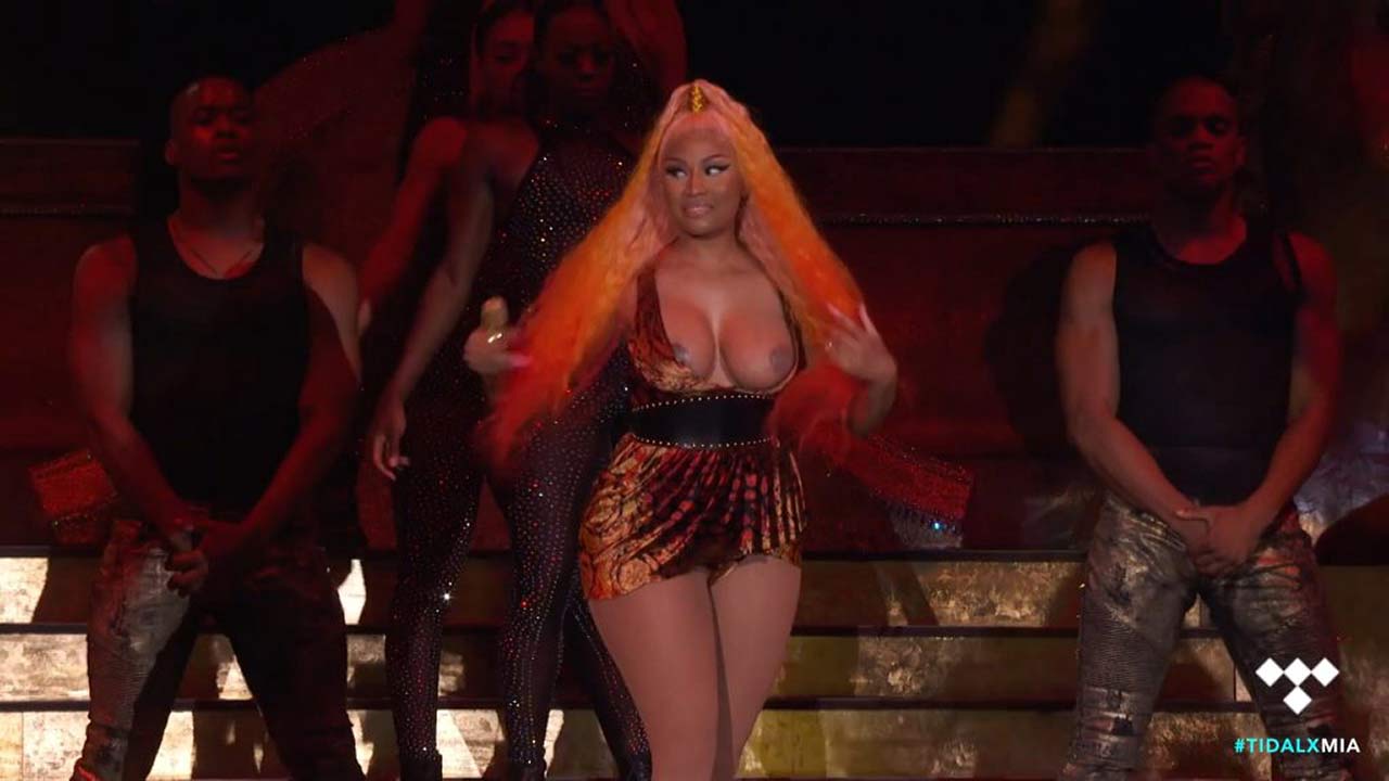 amateur photo 01-Nicki-Minaj-Tits-Slip-Boobs-Oops