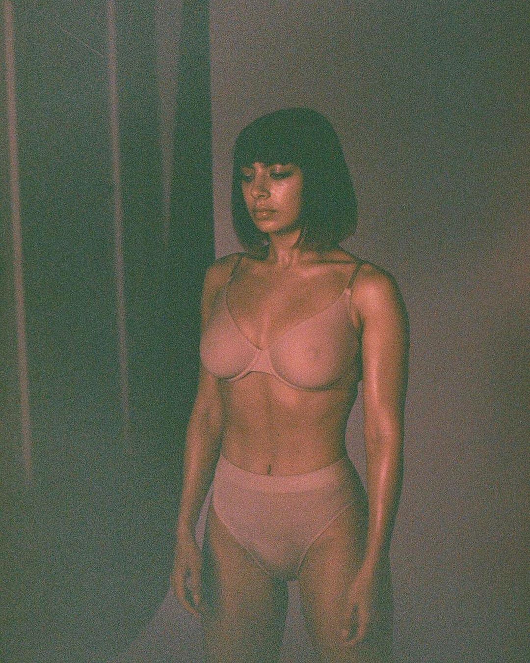 amateur photo Charli-XCX-See-Through-Hard-Nipples-5