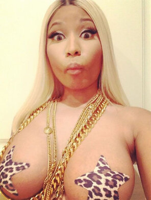amateur pic Nicki-Minaj-wiht-stars-over-her-nipples