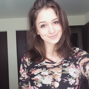 amateur pic Floral Cleavage