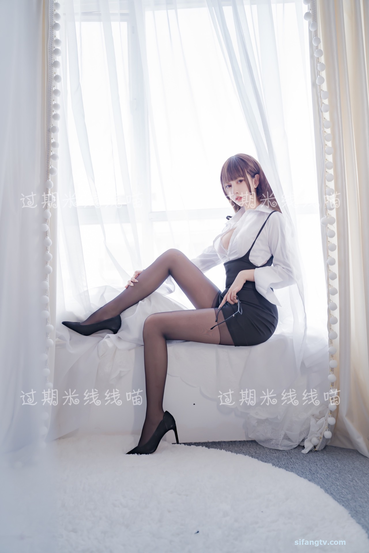 amateur photo Mixian Sama (过期米线线喵) - OL情欲 (17)