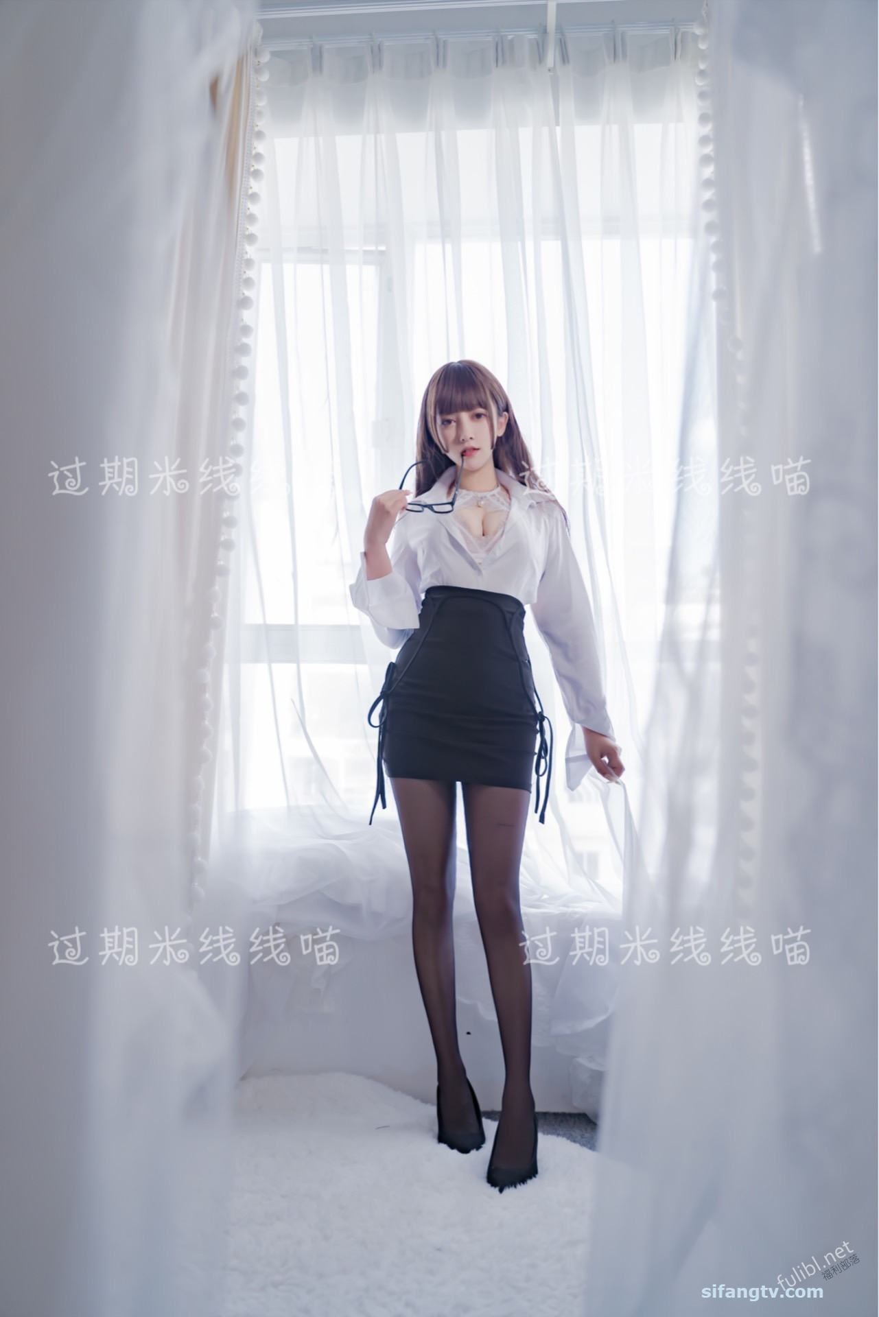 amateur photo Mixian Sama (过期米线线喵) - OL情欲 (20)