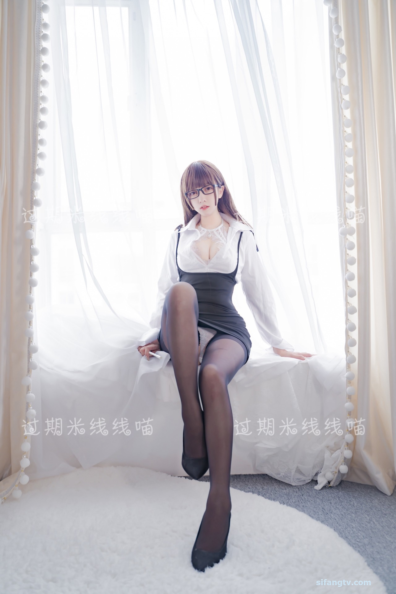 amateur photo Mixian Sama (过期米线线喵) - OL情欲 (22)