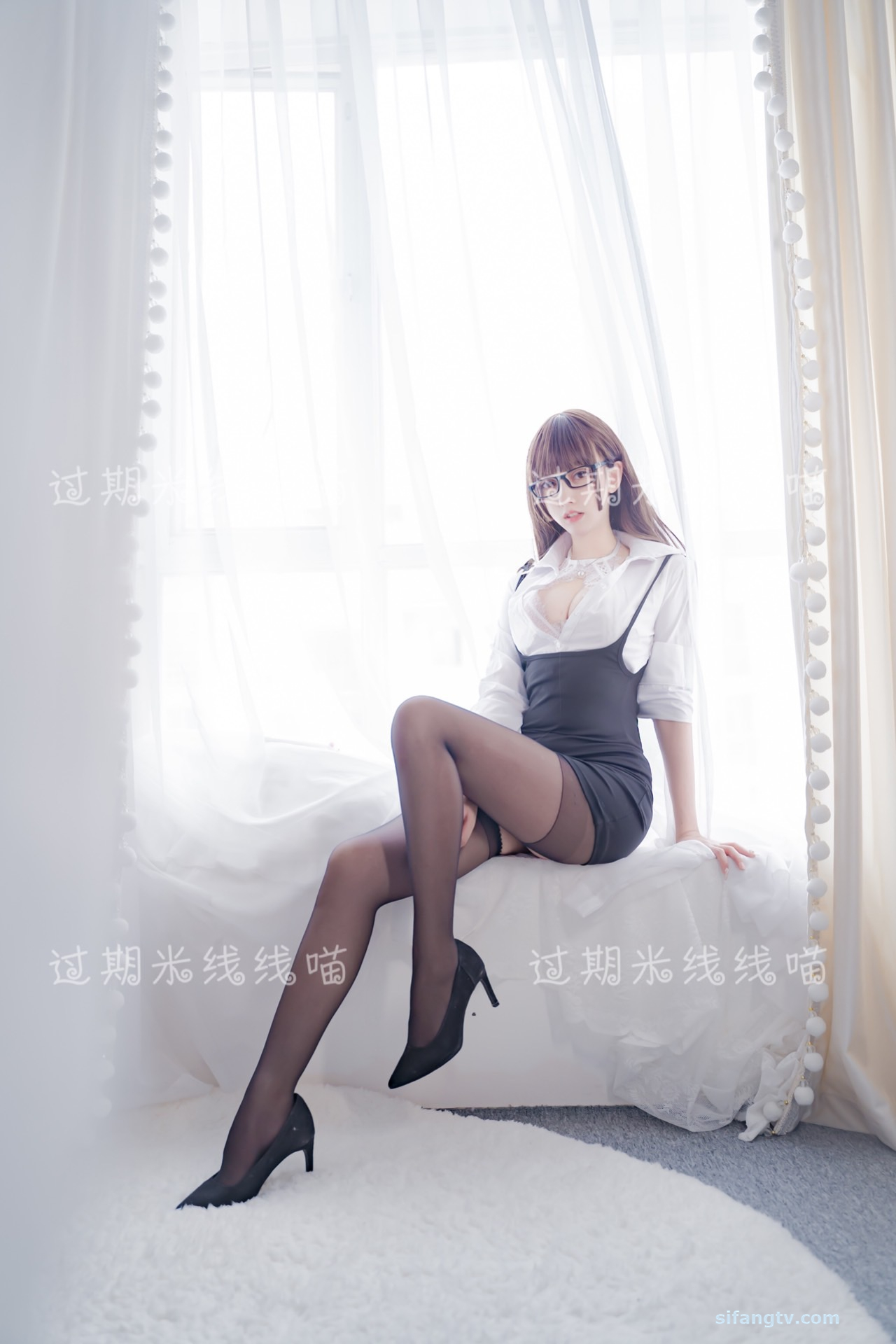 amateur photo Mixian Sama (过期米线线喵) - OL情欲 (24)