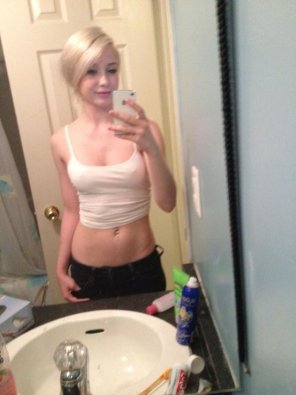 amateur pic Blond Mirror Selfie Abdomen 