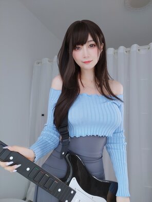 amateur pic Baiyin811 (白银81) - Sexy Guitar Girl (99)