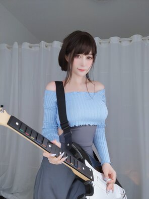 amateur pic Baiyin811 (白银81) - Sexy Guitar Girl (105)