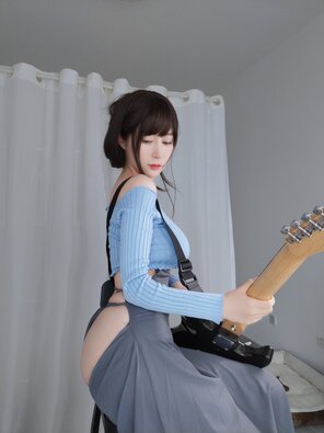amateur pic Baiyin811 (白银81) - Sexy Guitar Girl (106)