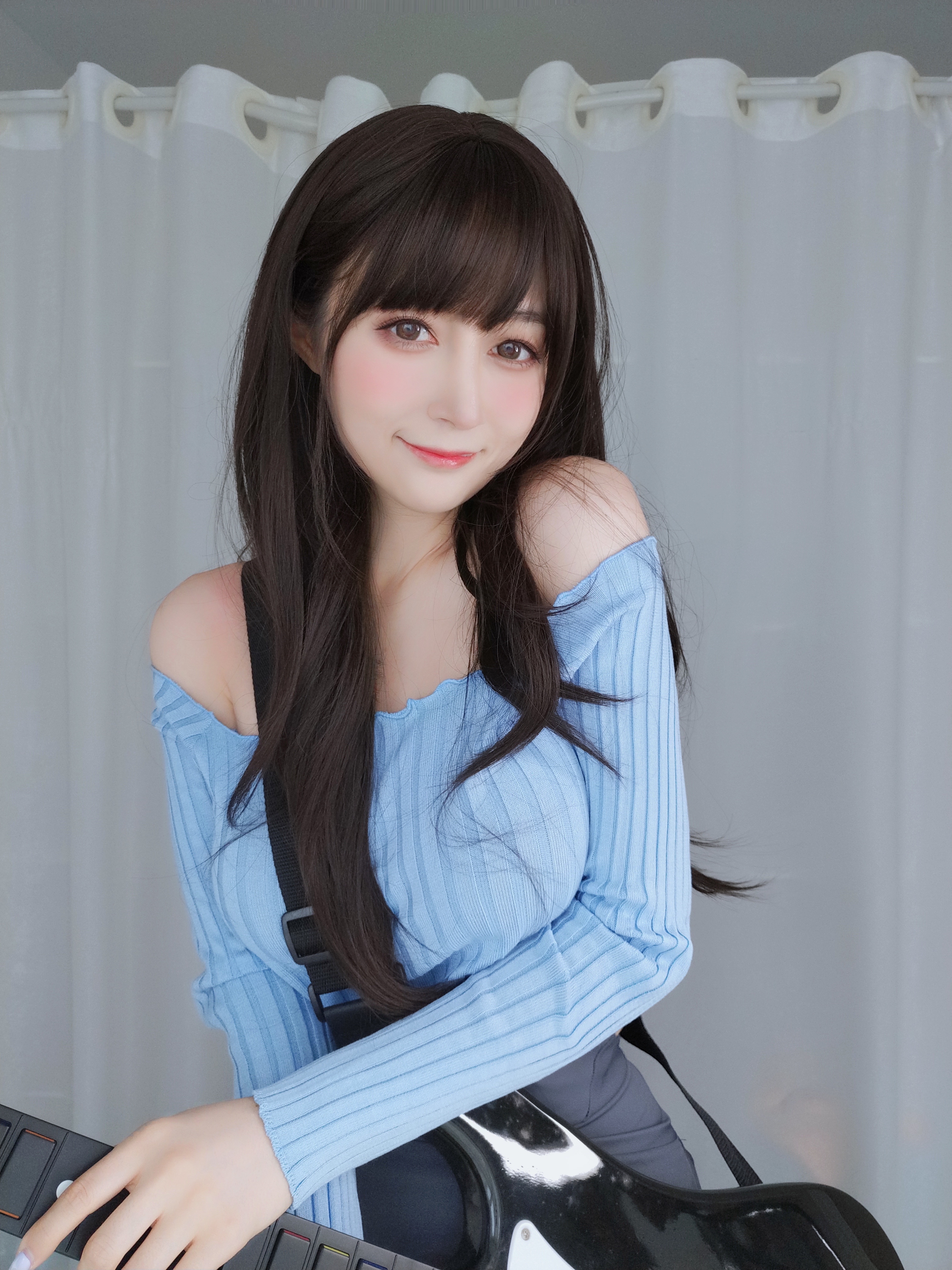 amateur photo Baiyin811 (白银81) - Sexy Guitar Girl (127)