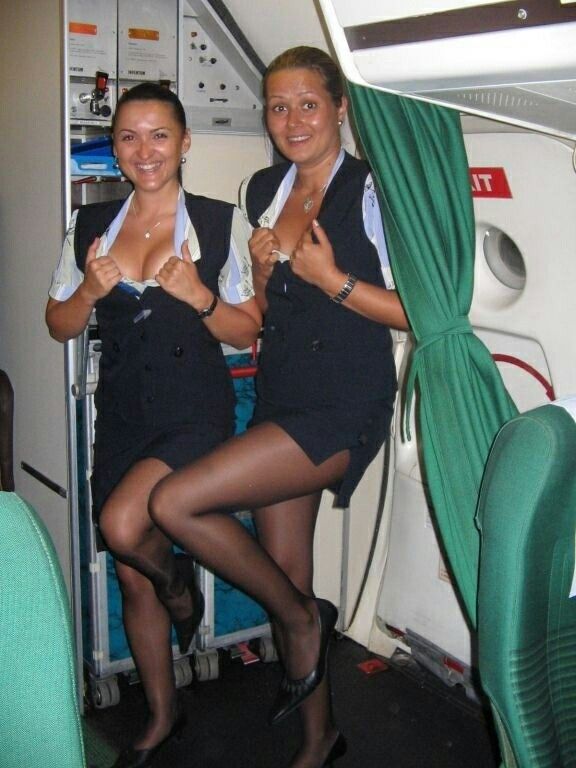 2832643-flight-attendants-00014.webp