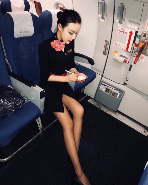 2833237-flight-attendants-00347.webp