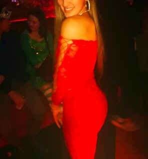 I miss dressing up ... I look stunning in redðŸ’‹