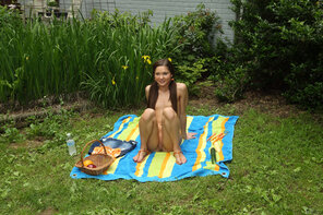 amateur pic als_phallic-picnic_zoe-bloom_high_0204